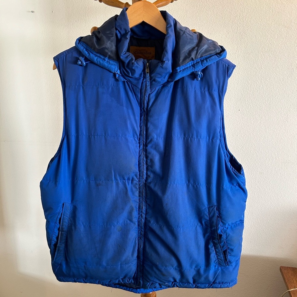 St. John’s bay Men’s puffer vest. Blue. Size large.     0115